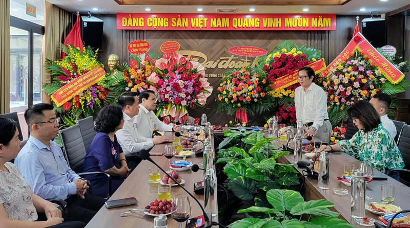 Nhà báo Lê Anh Đạt, Quyền Tổng Biên tập báo Đại Đoàn Kết phát biểu cảm ơn sự quan tâm của Chủ tịch Quốc hội, các cơ quan của Quốc hội, ông Dương Thanh Bình đối với hoạt động của báo Đại Đoàn Kết. Ảnh: T.K..