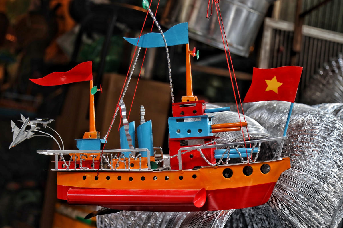 Tàu thủy sắt tây: Món đồ chơi Trung Thu huyền thoại dần vắng bóng