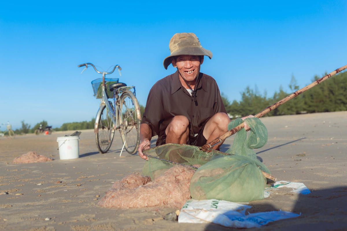 Trở về sau buổi sáng mệt nhoài trên biển, ngư dân Lê Thanh Tịnh (trú thông 19/5, xã Quảng Đông) kể: “Những ngày này, khi trời vừa sáng, chúng tôi lại ra biển để cào ruốc. Số ruốc đánh bắt được sẽ được đem bán cho thương lái, phần ít còn lại để làm món ăn hàng ngày. Nếu may mắn gặp đúng luồng, mỗi ngày có thể bắt được 200 - 300kg  ruốc, thu về được khoảng vài triệu đồng”.