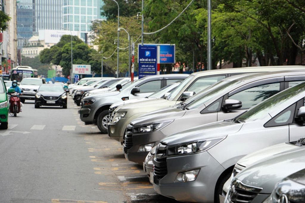 Xe ô tô đậu dưới lòng đường tại khu vực công viên 23/9, quận 1.