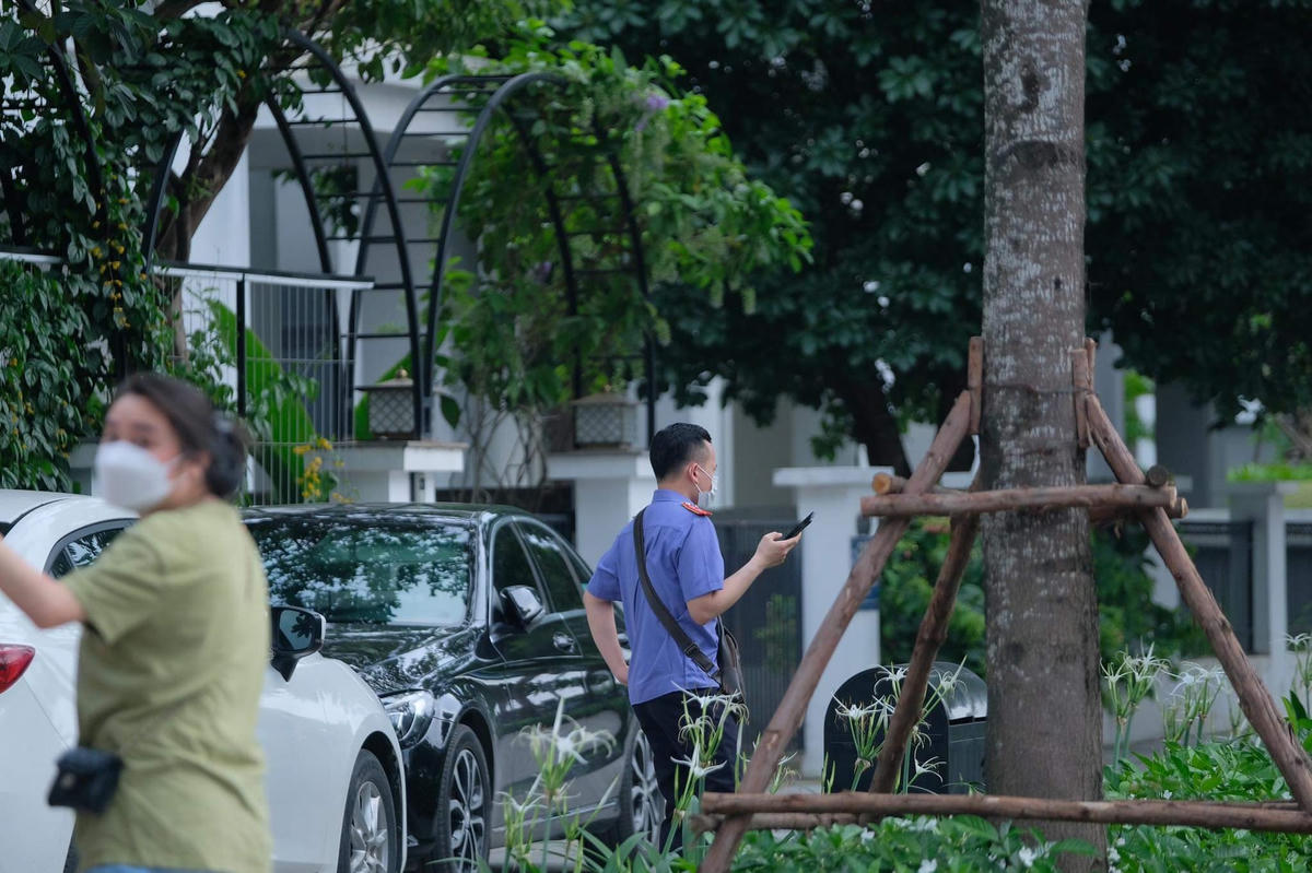 Lực lượng chức năng có mặt tại nhà ông Chu Ngọc Anh.