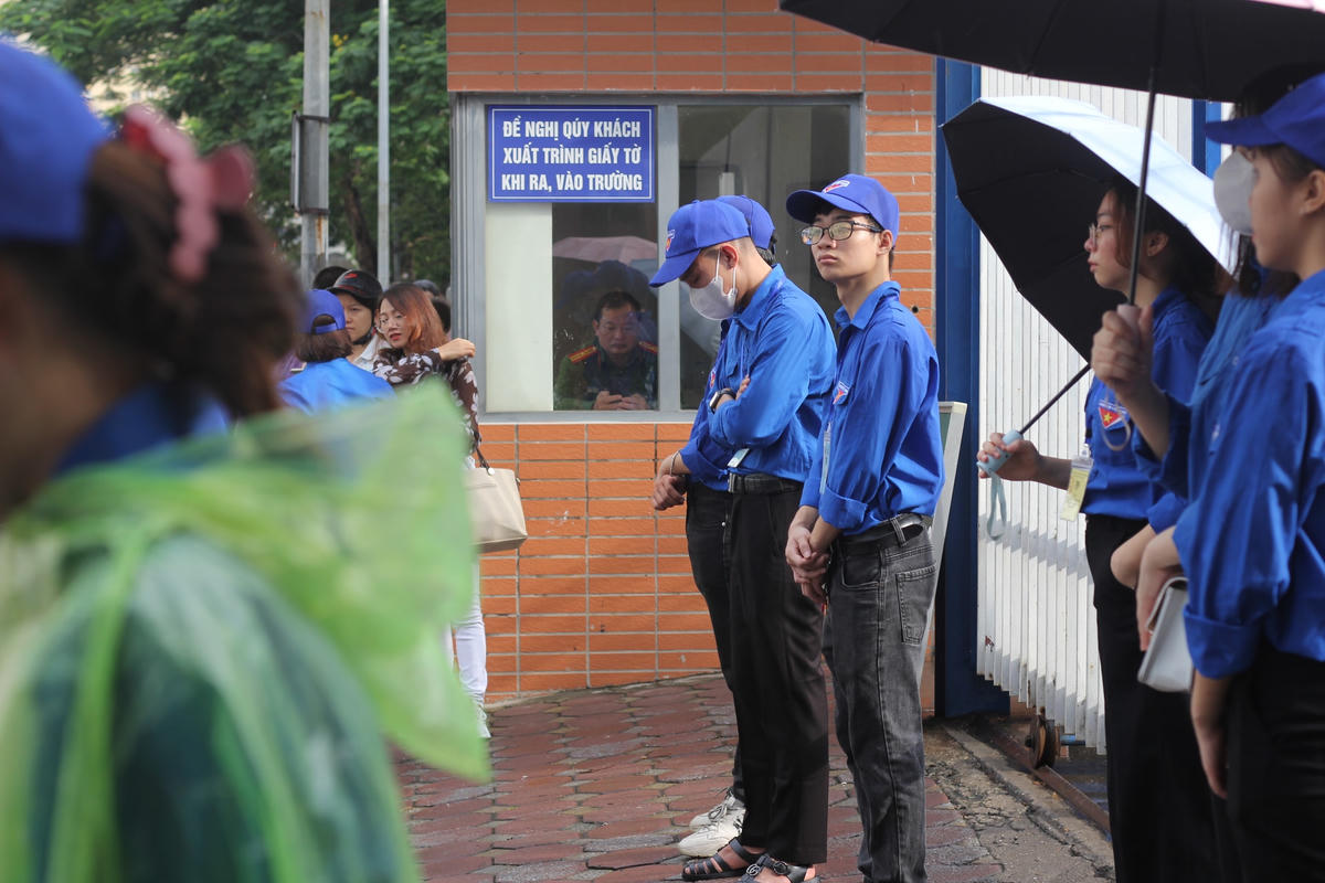 Sinh viện tình nguyện túc trực trước cổng trường thi. 