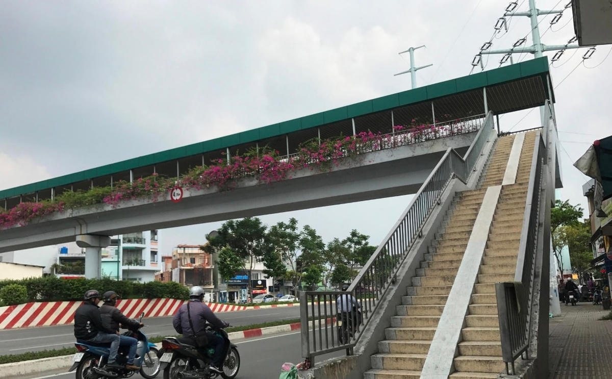 Cầu vượt đi bộ vắng người sử dụng.
