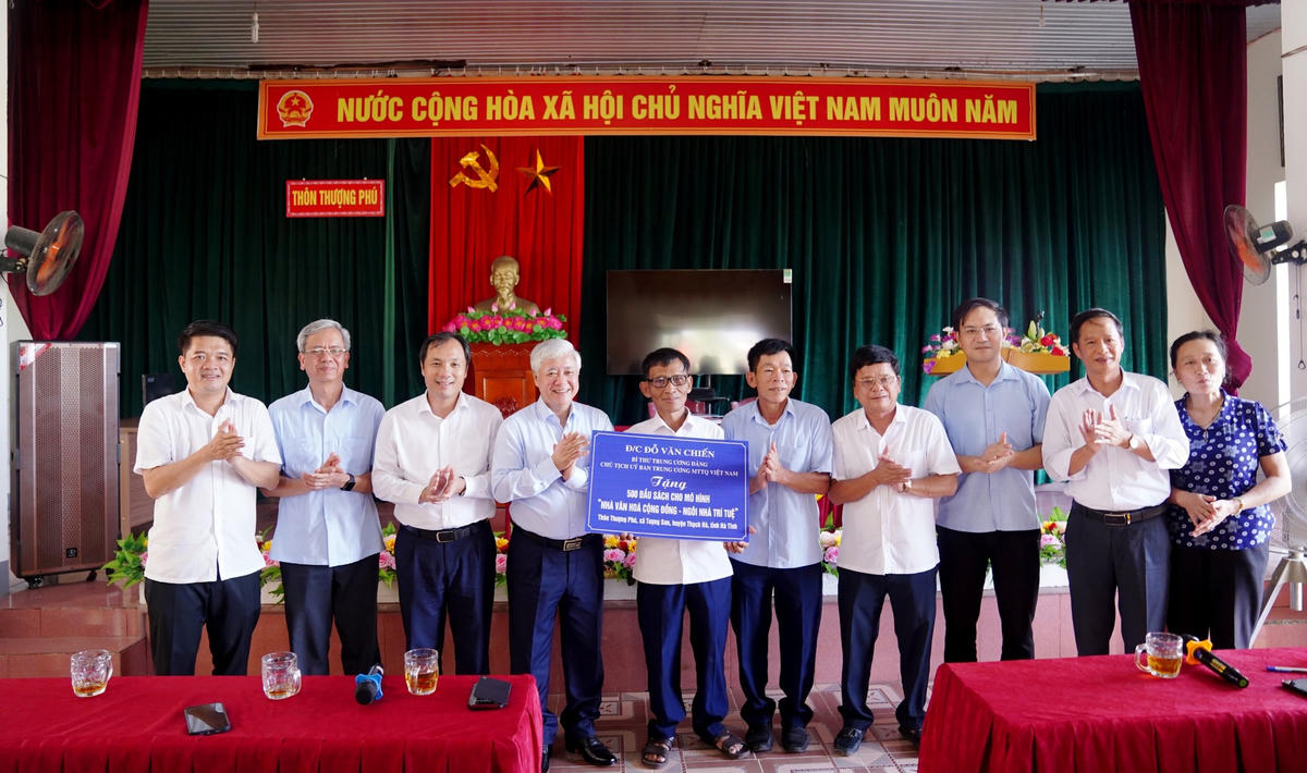 Chủ tịch Đỗ Văn Chiến trao tặng 500 bộ sách cho Nhà văn hóa cộng đồng - Ngôi nhà trí tuệ thôn Thượng Phú cùng 10 suất quà cho người cao tuổi có hoàn cảnh khó khăn xã Tượng Sơn.