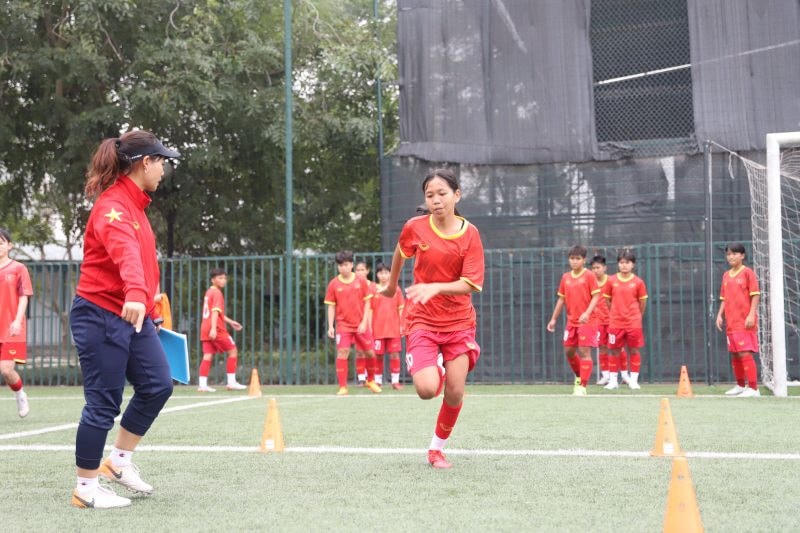 Cầu thủ U17 nữ Việt Nam tập luyện. Ảnh: VFF.