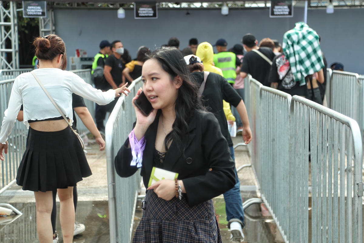 Ngay sau khi mở bán, rất đông người hâm mộ nhóm nhạc đến tìm mua.