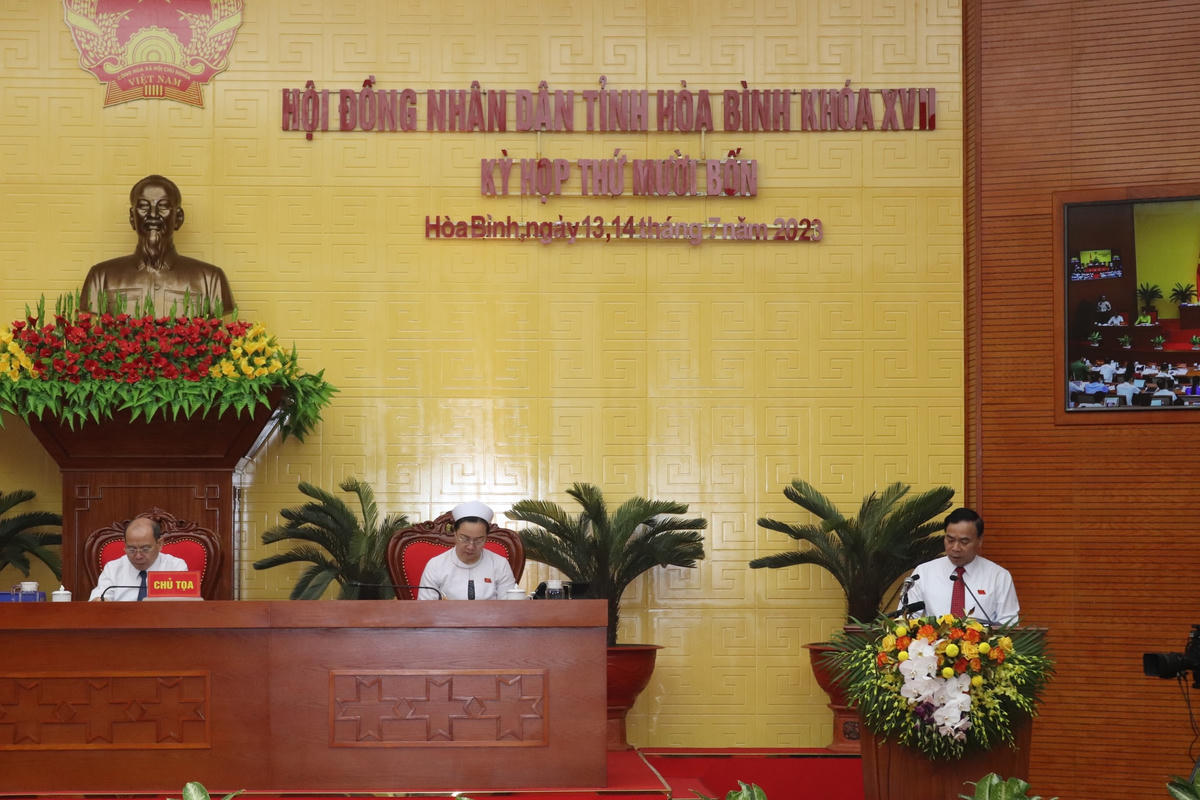 Ông Bùi Tiến Lực - Chủ tịch Uỷ ban MTTQ Việt Nam tỉnh Hoà Bình phát biểu tại Kỳ họp.