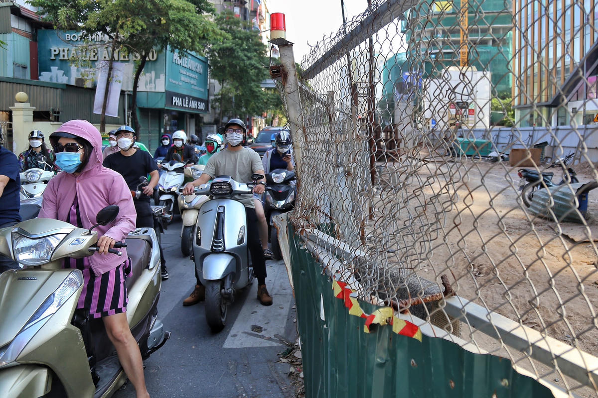 Thông tin với báo chí, ông Trần Hữu Bảo, Phó giám đốc Sở GTVT Hà Nội cho biết, thời gian gần đây, đường Phạm Ngọc Thạch, Chùa Bộc liên tục ùn tắc kéo dài. "Việc thi công chậm gây ùn tắc trách nhiệm chính thuộc về Chủ đầu tư là Ban QLDA Đầu tư các công trình hạ tầng giao thông TP Hà Nội", ông Bảo nhấn mạnh.