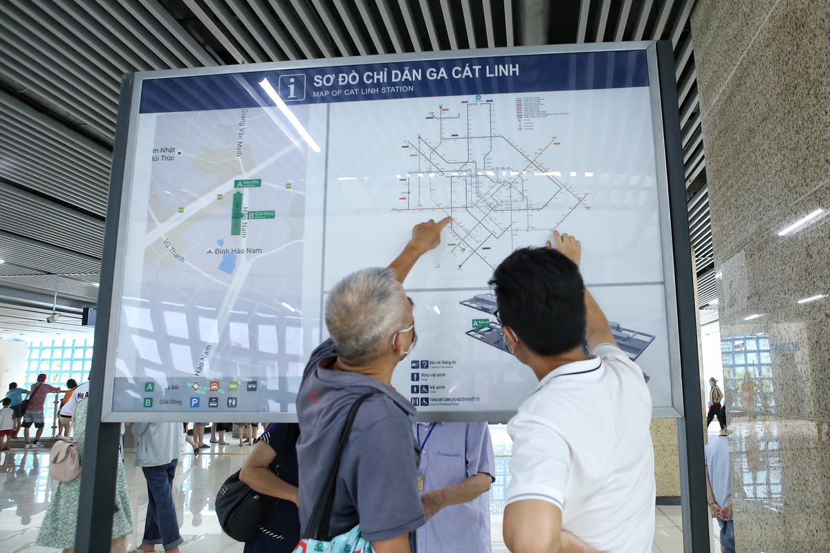 Anh Nguyễn Văn Giang quê ở huyện Từ Sơn, tỉnh Bắc Ninh cho biết: “Được nghỉ lễ dài ngày, tôi xuống Hà Nội để thăm bạn bè và anh em trong họ hàng. Dù chỉ cách Hà Nội chừng vài chục cây số nhưng do bận công việc nên không thể đi xuống trải nghiệm được mà chỉ biết thông tin qua báo đài”.
