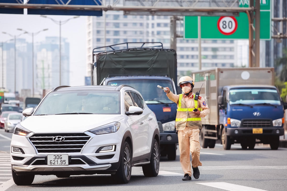 Theo đó, sau 6 ngày triển khai, bắt đầu từ sáng nay, 26/9, lực lượng của Cục CSGT đã sử dụng mô tô chuyên dụng cùng thiết bị ghi hình phối hợp cùng các cán bộ của 5 đội CSGT Hà Nội tuần tra, ghi hình bằng máy quay chuyên dụng và xử phạt tất cả các trường hợp đi vào làn khẩn cấp trên tuyến đường Vành đai 3.