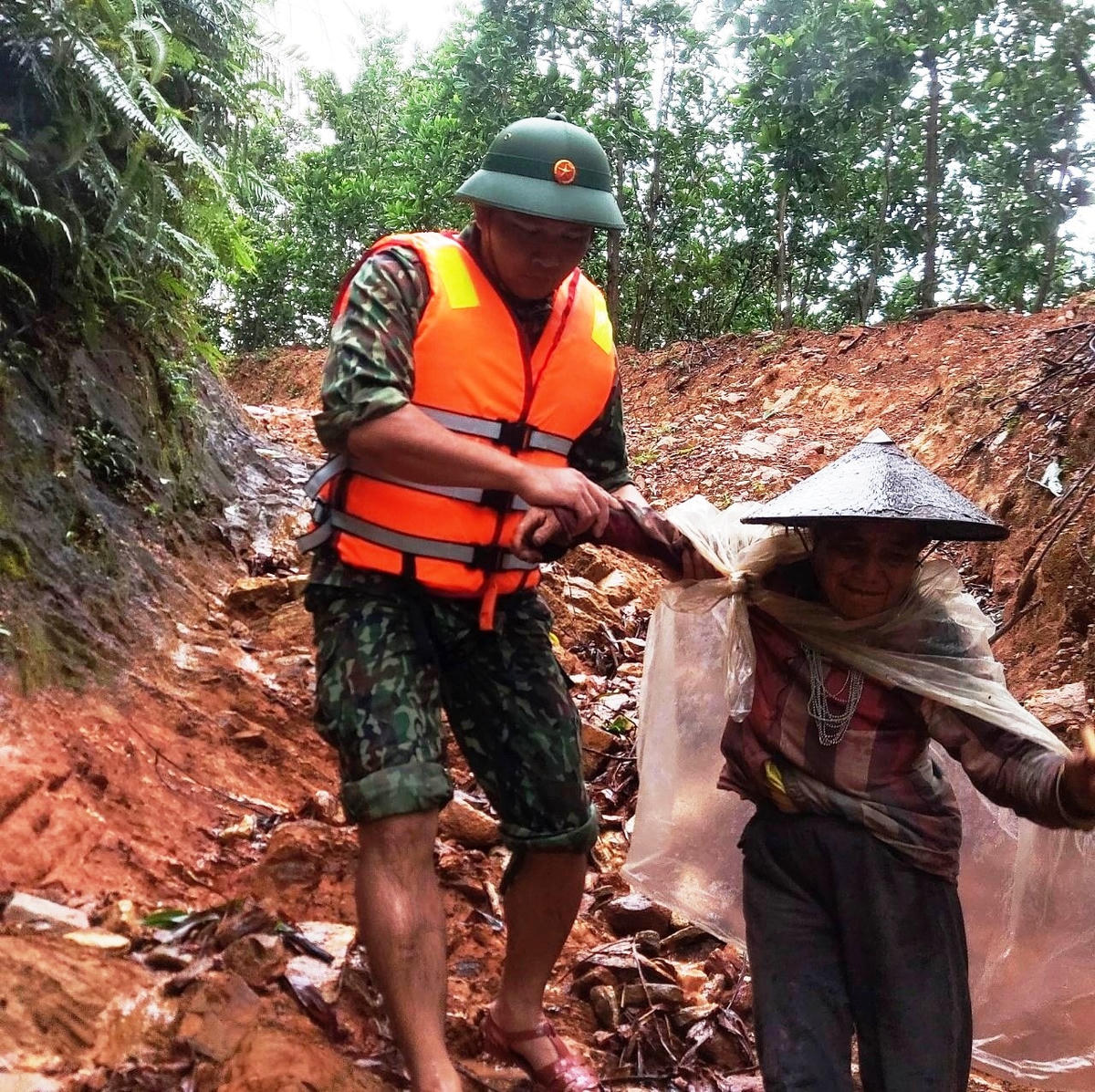 Một hộ dân thôn Nước Lầy được lực lượng cứu hộ đưa đến nơi an toàn.