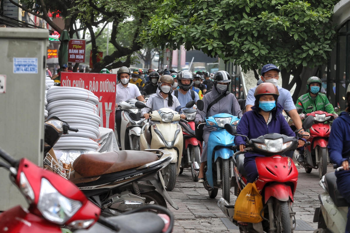 Trên tuyến đường Nguyễn Xiển các phương tiện phải di chuyển trên vỉa hè để tránh ùn tắc.