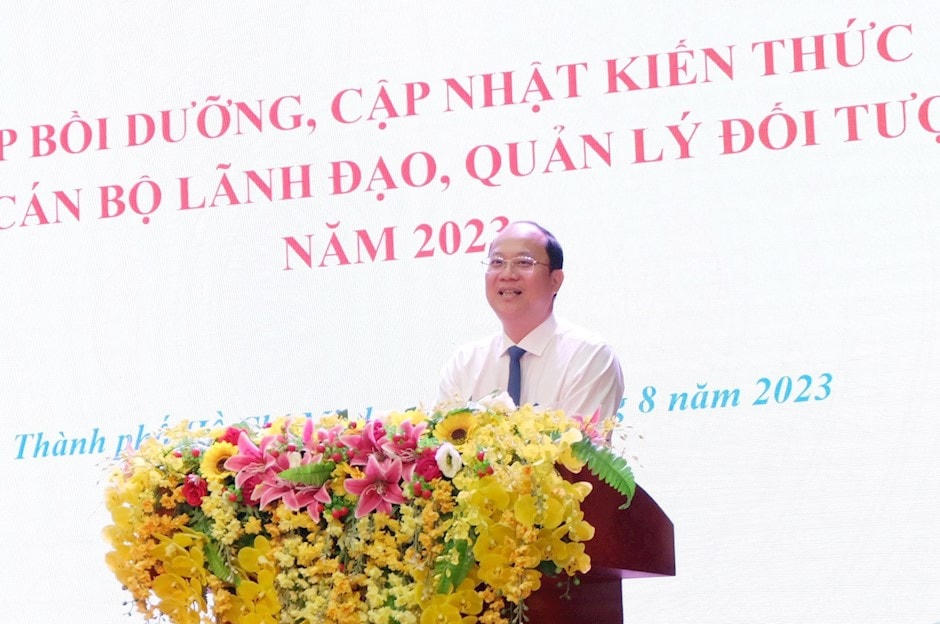 Phó Bí thư Thành ủy TPHCM Nguyễn Hồ Hải phát biểu tại lễ khai giảng lớp bồi dưỡng, cập nhật kiến thức. (Ảnh: Trang tin Điện tử Đảng bộ TP HCM).