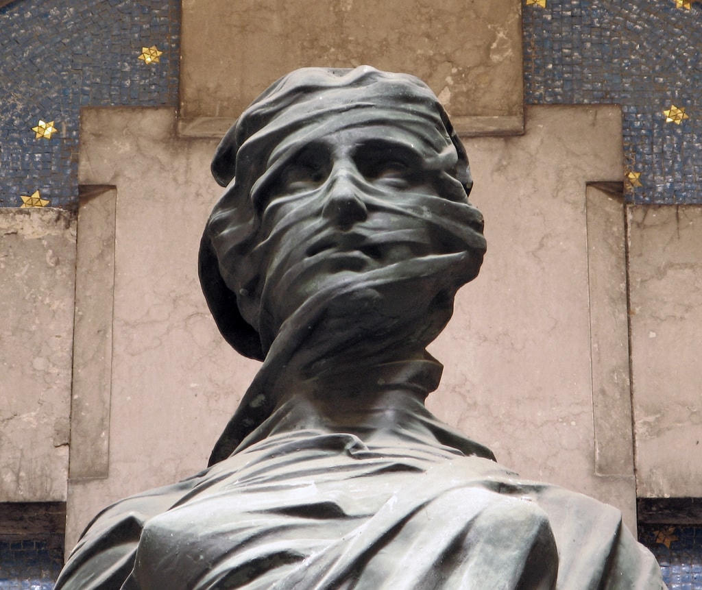 Đường nét sống động và chân thực đáng kinh ngạc trên một bức tượng. Ảnh: Unusual Places.