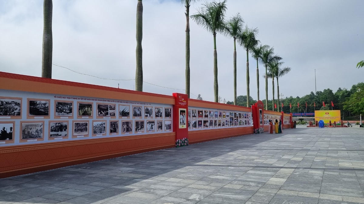 Triển lãm ảnh “Đại đoàn kết các dân tộc - Di sản văn hóa Nghệ An” đã tập hợp hơn 100 hình ảnh tư liệu về Mặt trận qua các thời kỳ. Ảnh Điền Bắc