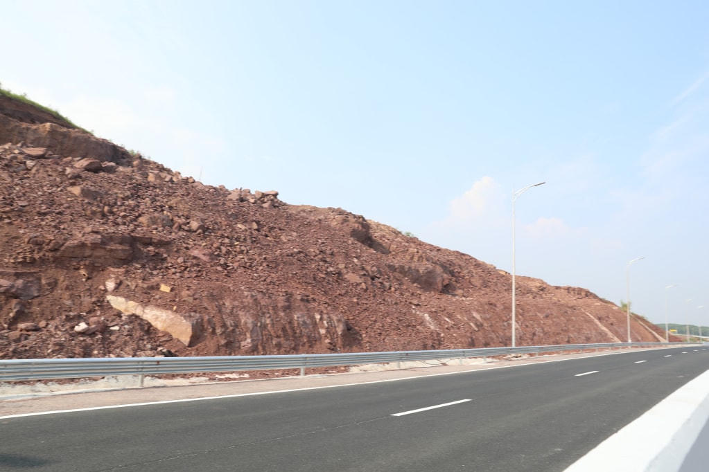 Vị trí sạt trượt taluy trên cao tốc Vân Đồn - Móng Cái. Ảnh: Báo Quảng Ninh.