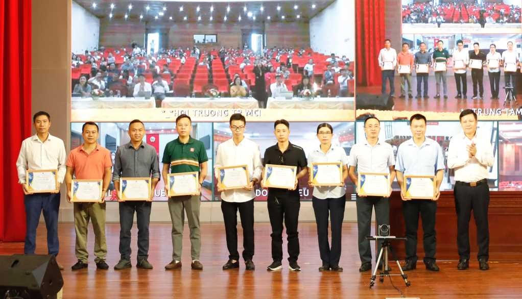 Lễ trao chứng nhận cấp chứng thư số miễn phí của VNPT-CA cho 10 khách hàng đại diện phường Hải Hòa, TP Móng Cái. ẢNh: H.V.