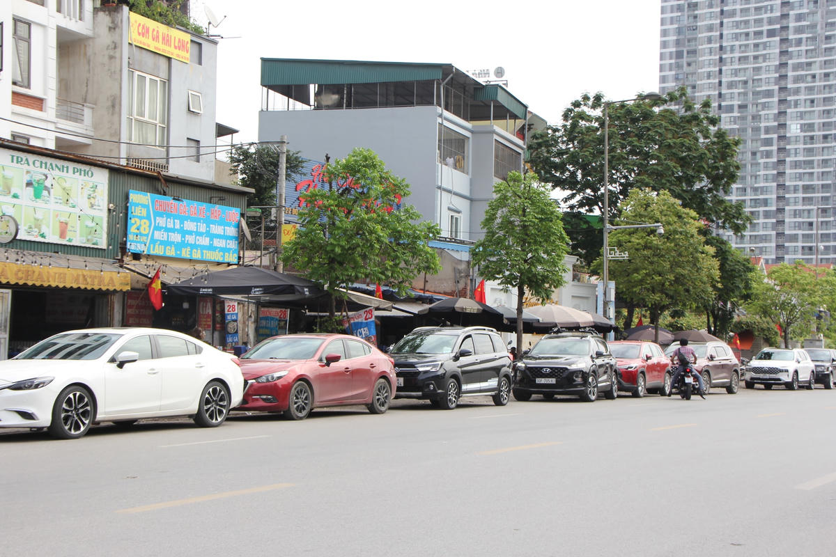 Tình trạng lấn chiếm lòng, đường vỉa hè làm chỗ đậu xe và kinh doanh buôn bán trên tuyến phố Đỗ Đức Dục - Miếu Đầm diễn ra hàng ngày.