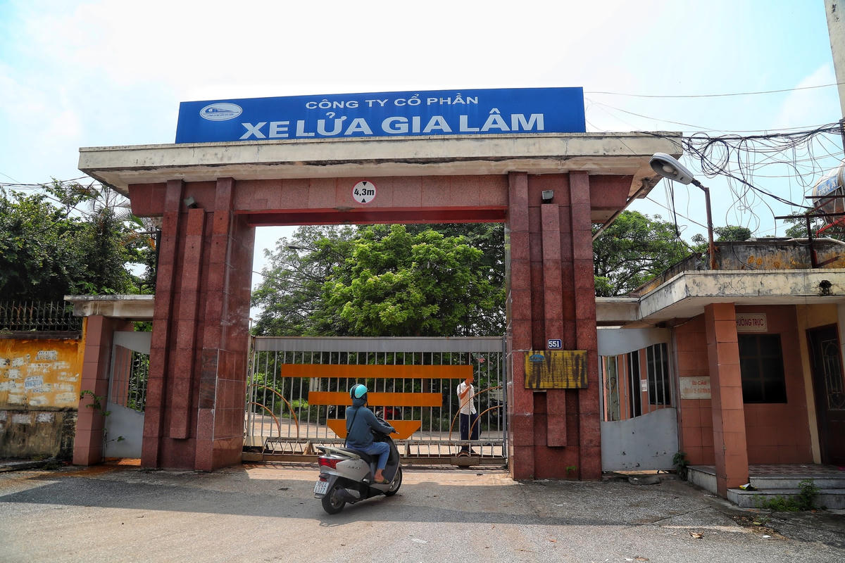 Nhà máy xe lửa Gia Lâm - Công ty Vận tải Hành khách đường sắt Hà Nội, địa chỉ tại số 551 Nguyễn Văn Cừ (quận Long Biên). 