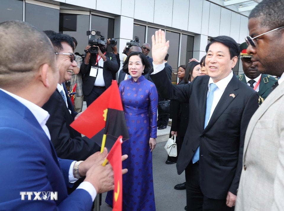 Chủ tịch nước Lương Cường và Phu nhân tới thủ đô Luanda, bắt đầu chuyến thăm cấp Nhà nước Cộng hoà Angola. (Ảnh: Lâm Khánh/TTXVN)