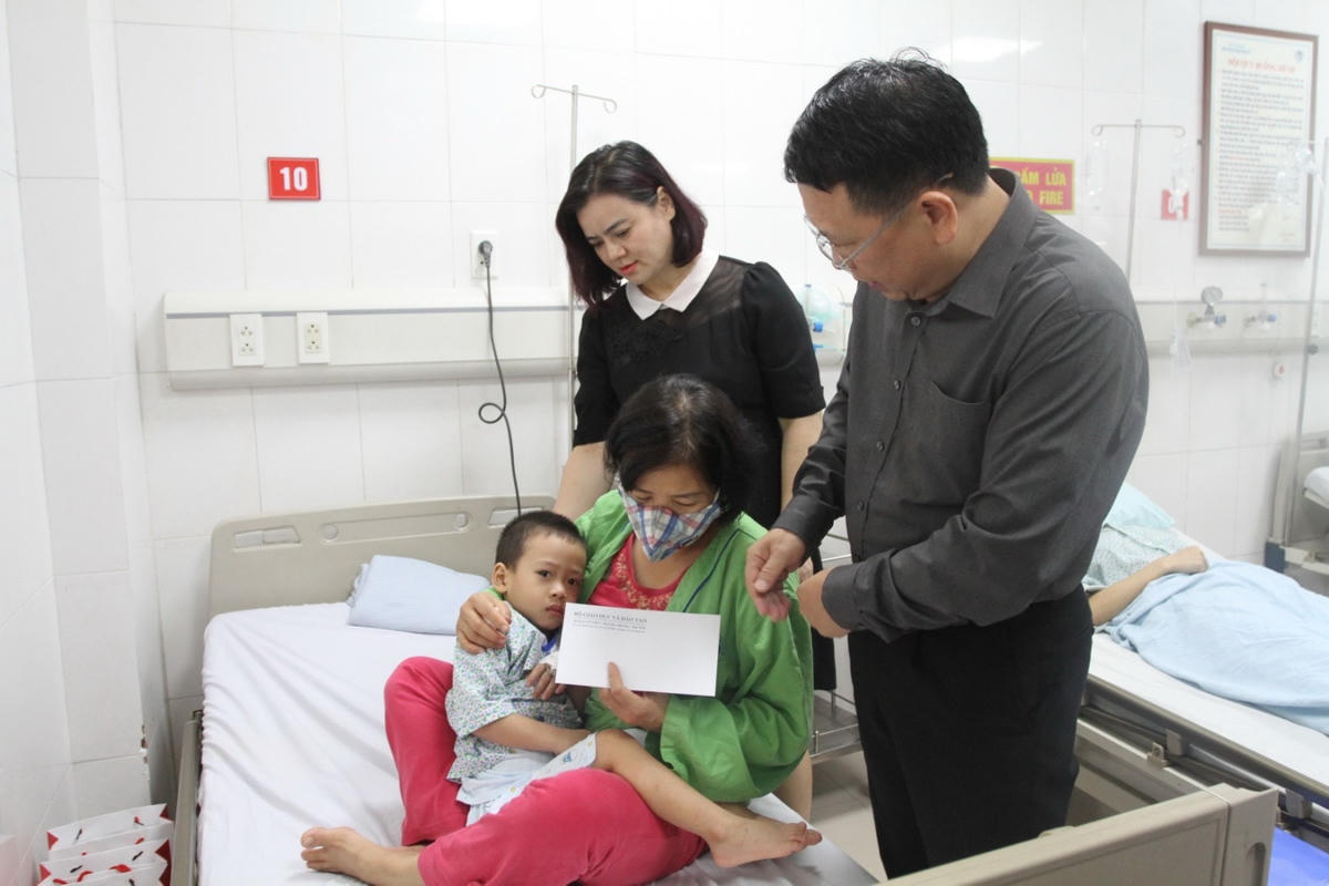 Đại diện ngành Giáo dục Hà Nội động viên gia đình học sinh đang điều trị tại bệnh viện.