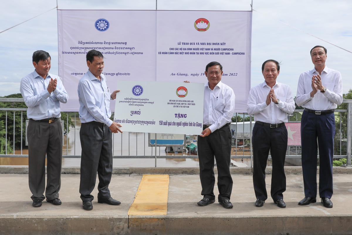 Ông Nhem Valy, Ủy viên Trung ương Đảng Nhân dân Campuchia, Phó Chủ tịch Thường trực kiêm Tổng Thư ký Hội đồng quốc gia Mặt trận đoàn kết phát triển Tổ quốc Campuchia trao biển tượng trưng 150 suất quà cho người nghèo tại tỉnh An Giang.