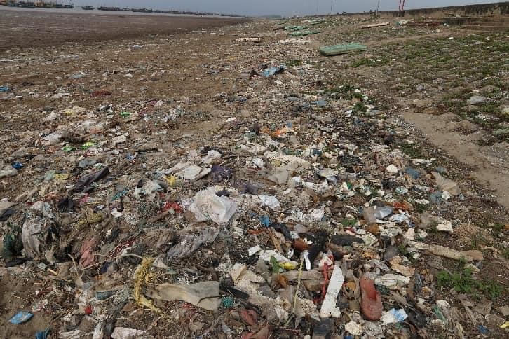 Nam Định có 4 con sông lớn đổ ra biển là sông Hồng, sông Sò, sông Ninh Cơ và sông Đáy. Những năm qua, cùng với lượng lớn rác thải từ các dòng sông đổ ra biển, từ biển dạt vào bờ. Là một trong những nguồn gây ra tình trạng ô nhiễm bờ biển nghiêm trọng ở đây.