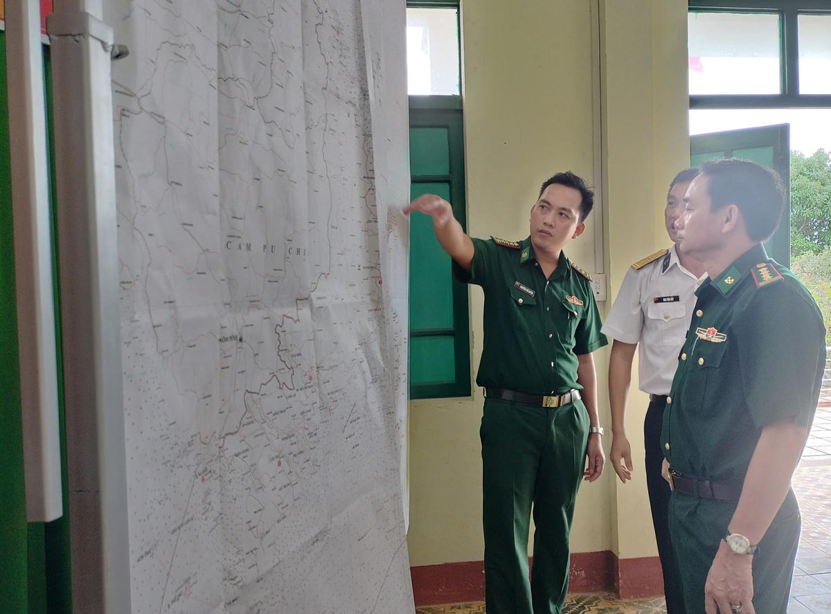 Lực lượng chức năng nghe báo cáo tìm kiếm các ngư dân mất tích. 