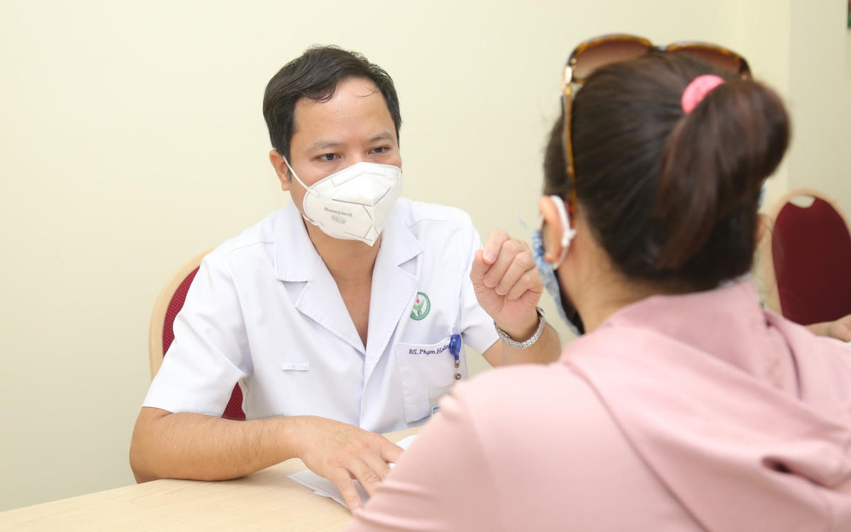 Tư vấn cho bệnh nhân về bệnh ung thư tuyến giáp. Ảnh: TL.
