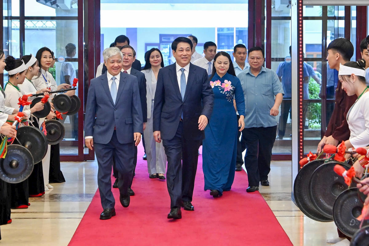Chủ tịch nước Lương Cường, Chủ tịch UBTƯ MTTQ Việt Nam Đỗ Văn Chiến và các đại biểu tham dự chương trình gặp mặt.
