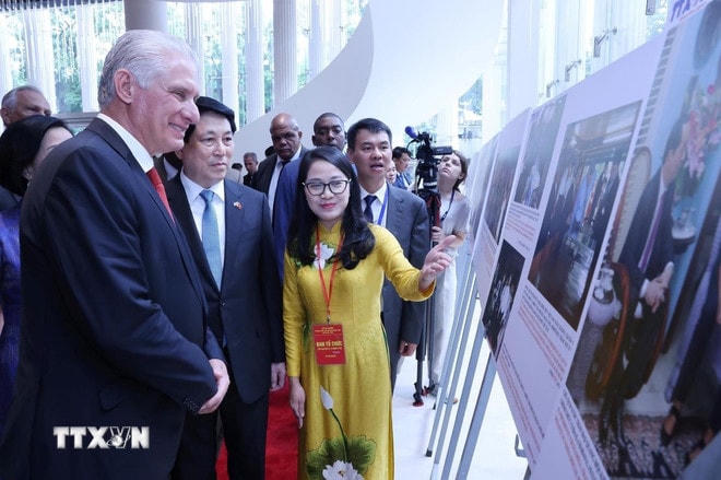 Chủ tịch nước Lương Cường và Phu nhân cùng Bí thư thứ Nhất Ban Chấp hành Trung ương Đảng Cộng sản Cuba, Chủ tịch nước Cộng hòa Cuba Miguel Díaz-Canel Bermúdez và Phu nhân xem trưng bày ảnh 65 năm thiết lập quan hệ ngoại giao Việt Nam-Cuba do Thông tấn xã Việt Nam thực hiện. (Ảnh: Lâm Khánh/TTXVN) ttxvn-60-nam-thiet-lap-quan-he-ngoai-giao-viet-nam-cuba-0109-3.jpg