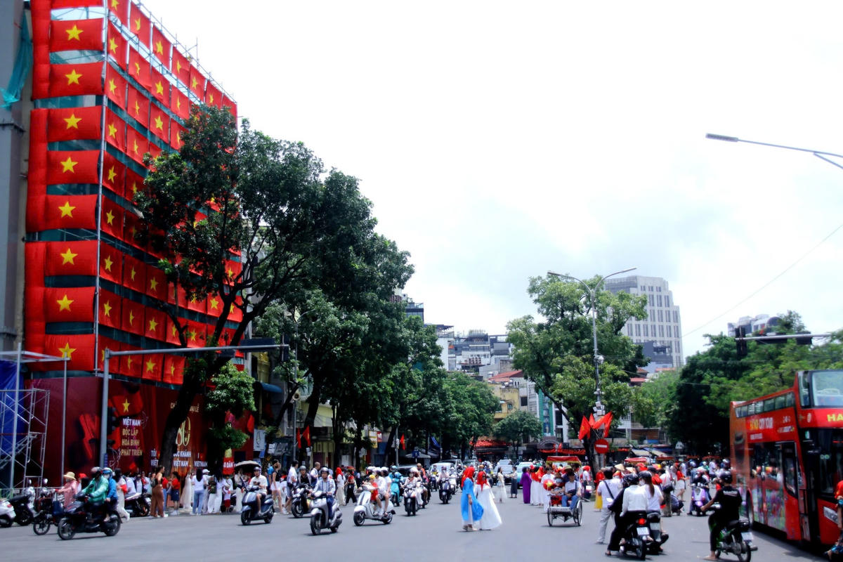 Không khí hân hoan tràn ngập trên từng góc phố khi ngày lễ trọng đại đang đến gần. Ảnh: Phạm Sỹ