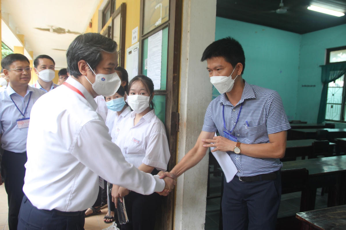 Bộ trưởng Bộ GDĐT động viên giáo viên, cán bộ coi thi tại điểm thi Trường THPT Đặng Huy Trứ.