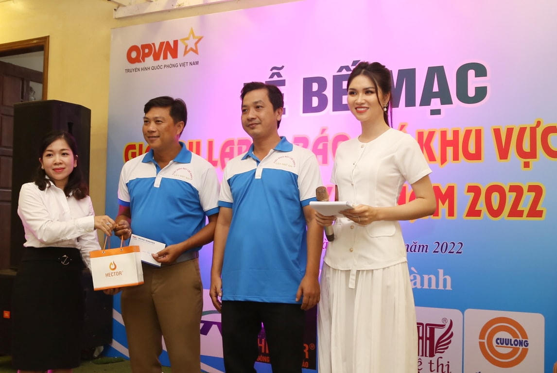 Đại diện nhà tài trợ Đông trùng hạ thảo Hector trao quà cho các cơ thủ đạt giải nhất. 
