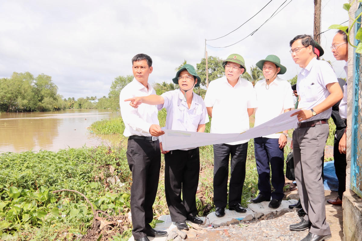 Phó Chủ tịch Hoàng Công Thuỷ nghe báo cáo của địa phương về tình hình sạt lở.