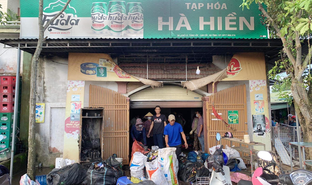 Đám cháy xảy ra lúc nửa đêm tại một cửa hàng tạp hoá.