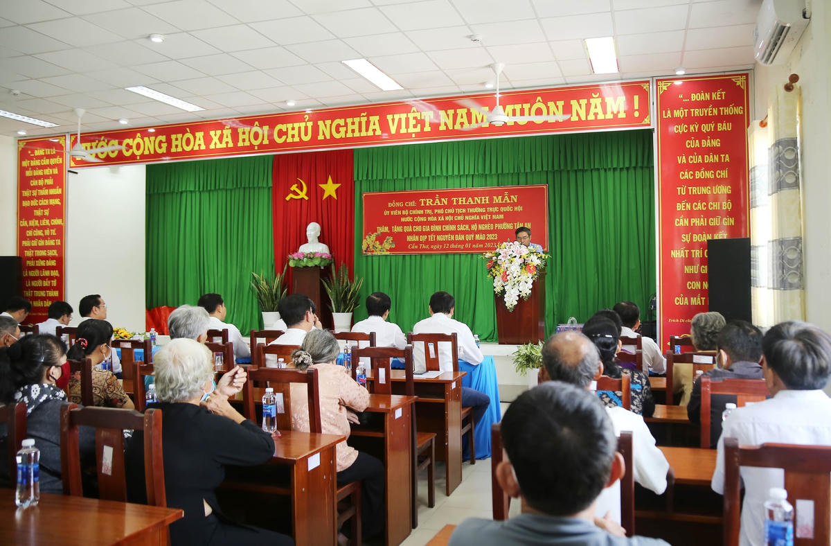 Quang cảnh buổi tặng quà. 
