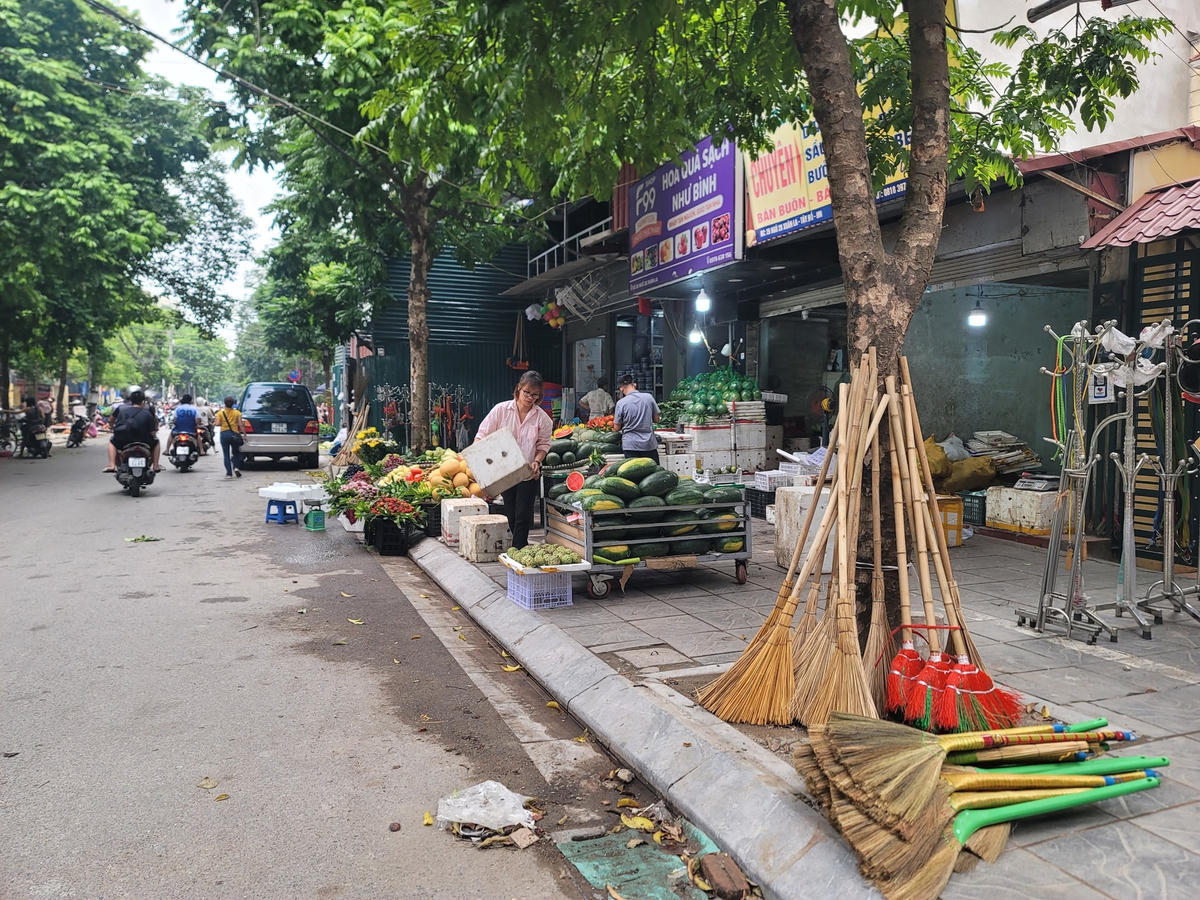 Hà Nội: Điểm khai thác đỗ xe, hàng quán, họp chợ 'xâu xé' hè phố