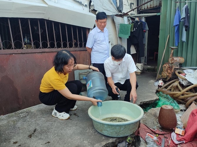 Kiểm tra công tác phòng chống sốt xuất huyết tại phường Thanh Lương, quận Hai Bà Trưng.