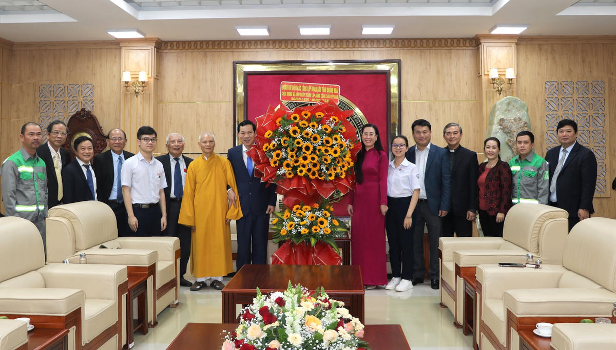 Ông Võ Thanh An tặng hoa chúc mừng Tỉnh ủy Quảng Ngãi. 