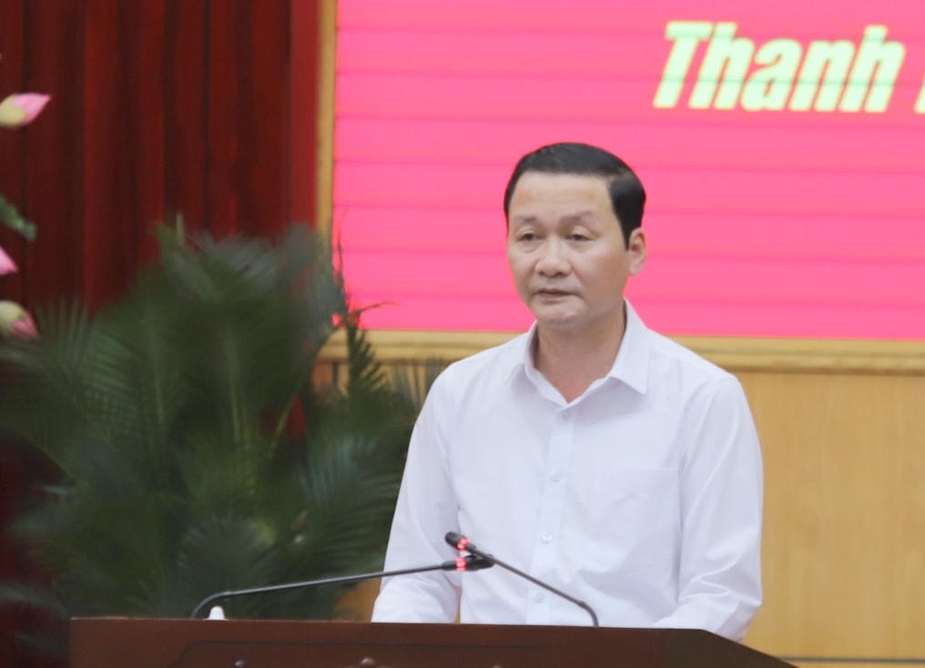Chủ tịch UBND tỉnh Thanh Hóa Đỗ Minh Tuấn báo cáo với Thủ tướng Chính phủ và đoàn công tác Trung ương tại buổi làm việc.