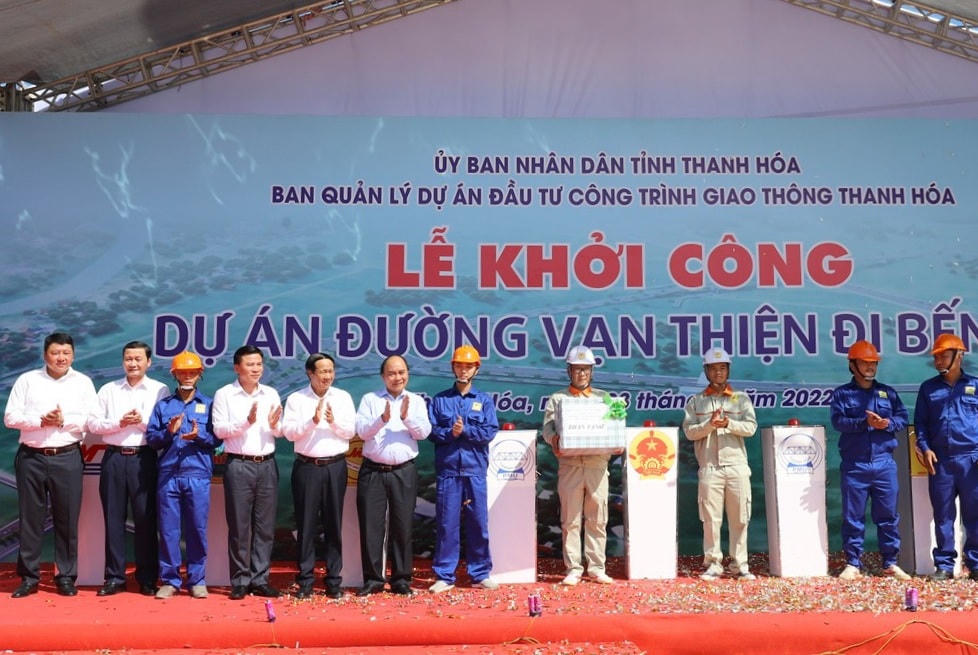 Chủ tịch nước Nguyễn Xuân Phúc cùng các đại biểu tặng quà cho công nhân thi công dự án.