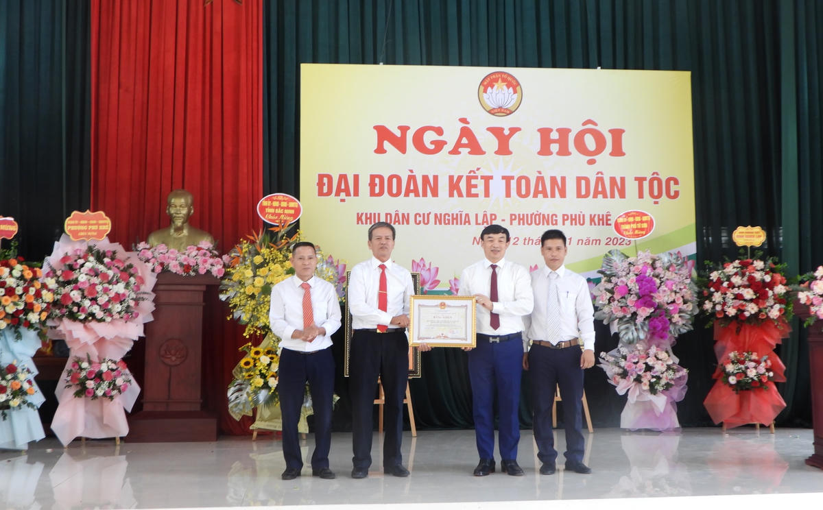 Chủ tịch Ủy ban MTTQ tỉnh Bắc Ninh Nguyễn Đình Lợi trao Bằng khen của UBND tỉnh cho Ban Công tác Mặt trận khu phố Nghĩa Lập.