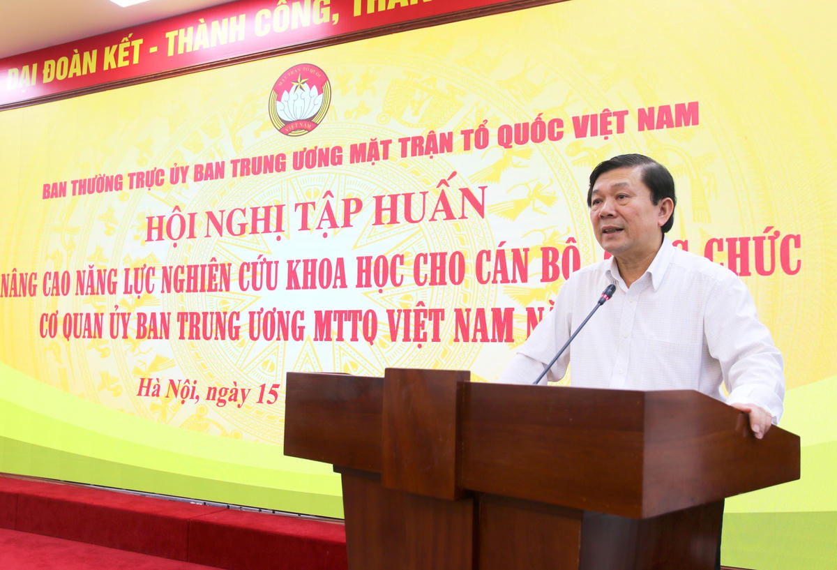 Phó Chủ tịch UBTƯ MTTQ Việt Nam Nguyễn Hữu Dũng chủ trì Hội nghị.
