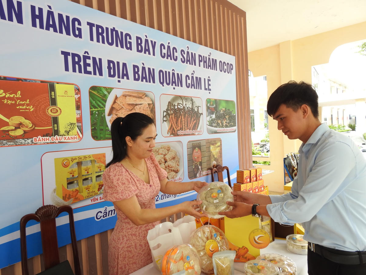 Sản phẩm OCOP (thuộc Chương trình quốc gia mỗi xã một sản phẩm) trưng bày, giới thiệu tại Hội nghị. Ảnh Thanh Tùng.
