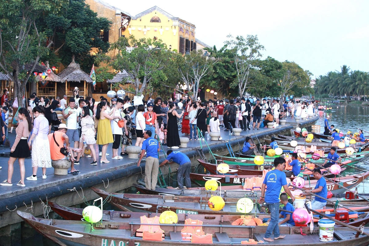 Một góc bên bờ sông Hoài, phố cổ Hội An.