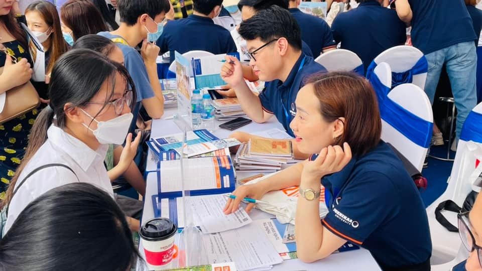Thí sinh tham gia Ngày hội tư vấn tuyển sinh-hướng nghiệp năm 2022 tại Hà Nội.