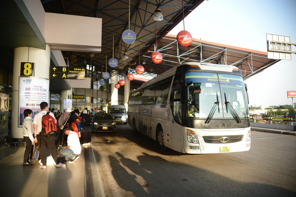 Tại các địa điểm đón xe dành cho hành khách, xe ôm công nghệ và taxi ra vào liên tục để đưa đón khách.