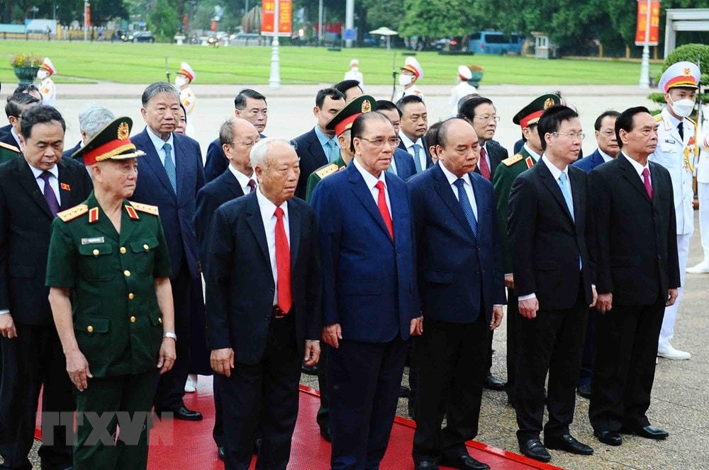 Các lãnh đạo, nguyên lãnh đạo Đảng và Nhà nước lãnh đạo các ban, bộ, ngành, đoàn thể Trung ương viếng Chủ tịch Hồ Chí Minh. (Ảnh: Minh Đức/TTXVN).