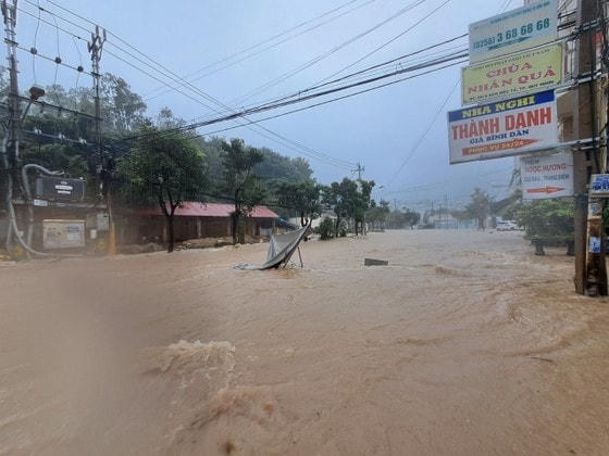 TP Quy Nhơn, Bình Định: Mưa lớn gây ngập sâu, nhiều người dân 'mắc kẹt'